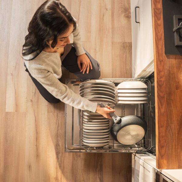 Imagen 6 Lavavajillas integrable Bolero Aguazero 6502 Full-BI C con motor Inverter Plus, 14 cubiertos, eficiencia energética C y sistema de tercera bandeja superior.