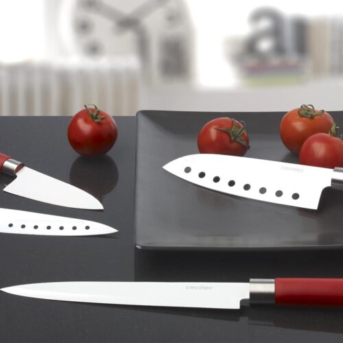 Imagen 2 Set de 4 cuchillos Santoku Cecotec con recubrimiento cerámico y estilo japonés. Hojas de acero inoxidable de 2 mm y estuche de presentación rojo.