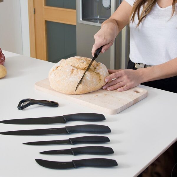 1012-Imagen-2 Imagen 2 Set de 7 cuchillos profesionales Cecotec con hojas de acero inoxidable y recubrimiento cerámico a base de titanio. Corte preciso, anticorrosión y fácil limpieza.