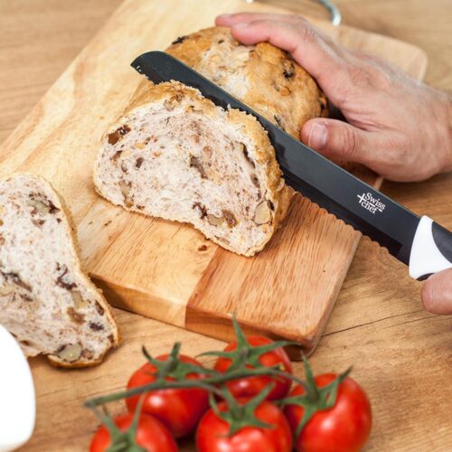 Imagen 2 Set de 6 cuchillos suizos Cecotec Swiss Chef en color negro. Hojas de acero inoxidable con revestimiento cerámico y mangos ergonómicos para cortes precisos.