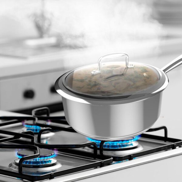 Imagen 7 Cazo Polka Classy de 16 cm y 1,3 L en acero inoxidable 18/10. Cuenta con revestimiento antiadherente, tapa de cristal y es apto para inducción y todo tipo de fuegos.