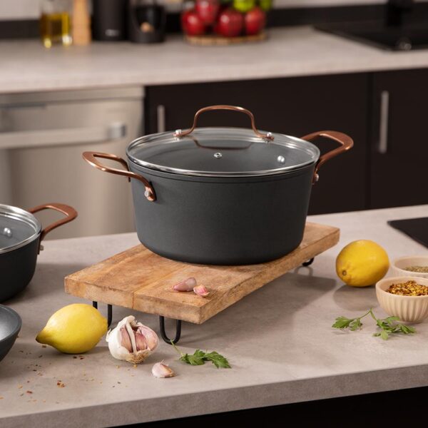 Imagen 2 Olla de 24 cm y 4,5 L en aluminio forjado con revestimiento Teflon Platinum Plus. Apta para todas las cocinas e inducción. Incluye tapa de cristal resistente.