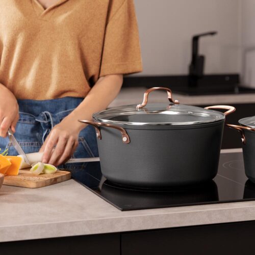 Imagen 2 Olla Cecotec Polka Fantasy de 28 cm y 7,1 L en aluminio forjado. Antiadherente Teflon Platinum Plus, libre de PFOA y apta para inducción y todas las cocinas.