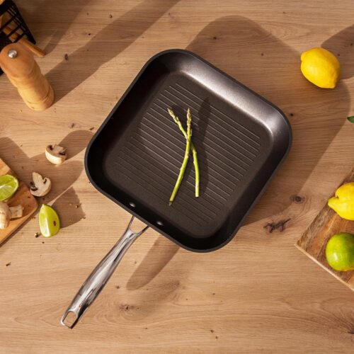 1129-Imagen-2 Imagen 2 Grill de 28 cm en aluminio forjado con revestimiento antiadherente Whitford Eterna. Mango de acero inox y fondo apto para todas las cocinas, incluida inducción.