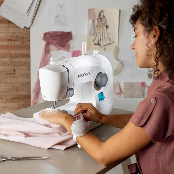 Imagen 4 Máquina de coser Cecotec BelleCouture 1500 con 15 puntadas, ojal en 4 pasos y brazo libre. Incluye kit de accesorios completo para costura creativa y arreglos.