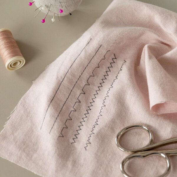 Imagen 5 Máquina de coser Cecotec BelleCouture 1500 con 15 puntadas, ojal en 4 pasos y brazo libre. Incluye kit de accesorios completo para costura creativa y arreglos.