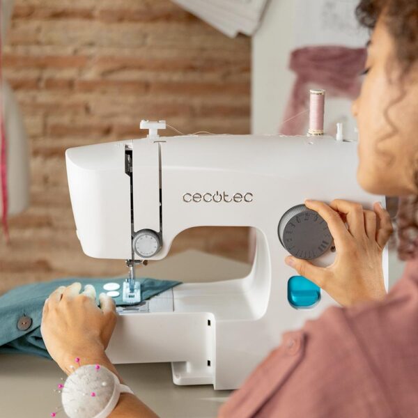 Imagen 6 Máquina de coser Cecotec BelleCouture 1500 con 15 puntadas, ojal en 4 pasos y brazo libre. Incluye kit de accesorios completo para costura creativa y arreglos.