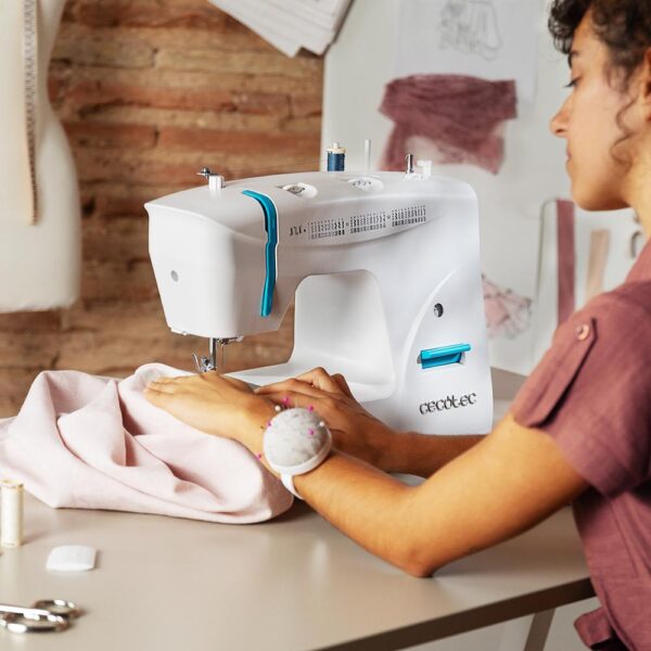 Imagen 4 Máquina de coser Cecotec BelleCouture 6600 con 66 puntadas, ojalador automático y kit de accesorios. Ideal para costura creativa y nivel intermedio.