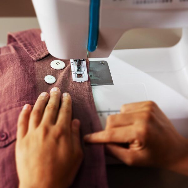 Imagen 6 Máquina de coser Cecotec BelleCouture 6600 con 66 puntadas, ojalador automático y kit de accesorios. Ideal para costura creativa y nivel intermedio.