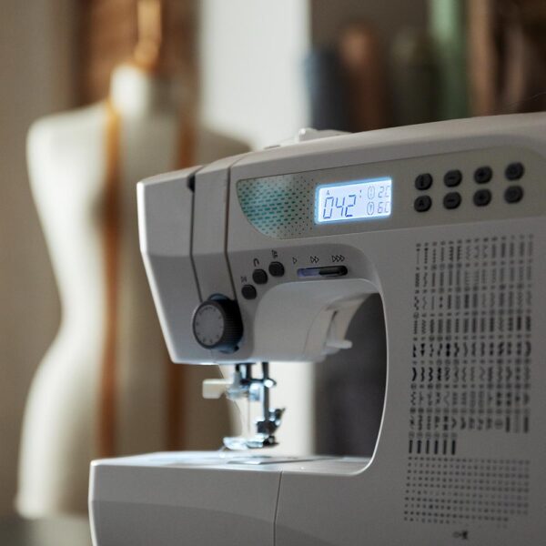 1154-Imagen-7 Imagen 7 Máquina de coser BelleCouture 21500 con 215 puntadas, pantalla LCD y enhebrador automático. Ideal para costura creativa y profesional de alta precisión.