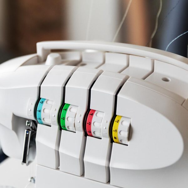 Imagen 6 Remalladora BelleCouture OverLock de Cecotec con 1100 rpm, presión de prensatelas ajustable y kit de accesorios para acabados textiles de alta precisión.