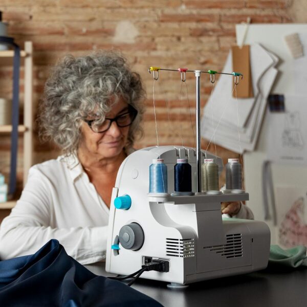 Imagen 7 Remalladora BelleCouture OverLock de Cecotec con 1100 rpm, presión de prensatelas ajustable y kit de accesorios para acabados textiles de alta precisión.