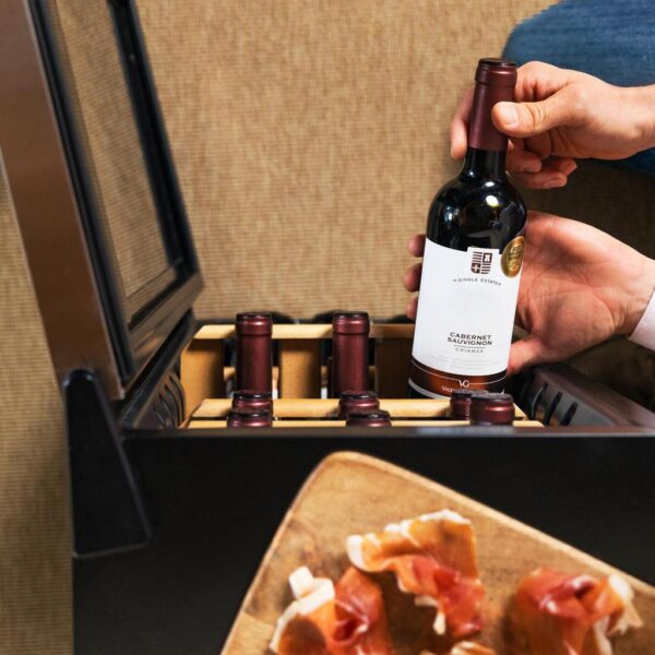 Imagen 8 Vinoteca GrandSommelier 1550 Inox Compressor para 15 botellas. Sistema de compresor, control táctil y temperatura regulable de 5-18ºC con diseño elegante inox.