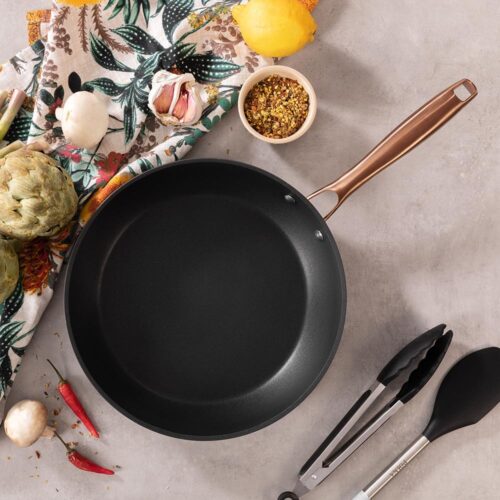 Imagen 2 Sartén de 28 cm en aluminio forjado con antiadherente Teflon Platinum Plus. Mango de acero inoxidable dorado, apta para inducción, horno y lavavajillas.
