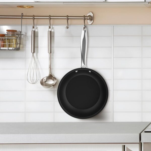 Imagen 4 Sartén de 24 cm en acero inoxidable 18/10 de alta calidad. Cuenta con revestimiento antiadherente, mango remachado y fondo difusor apto para inducción.