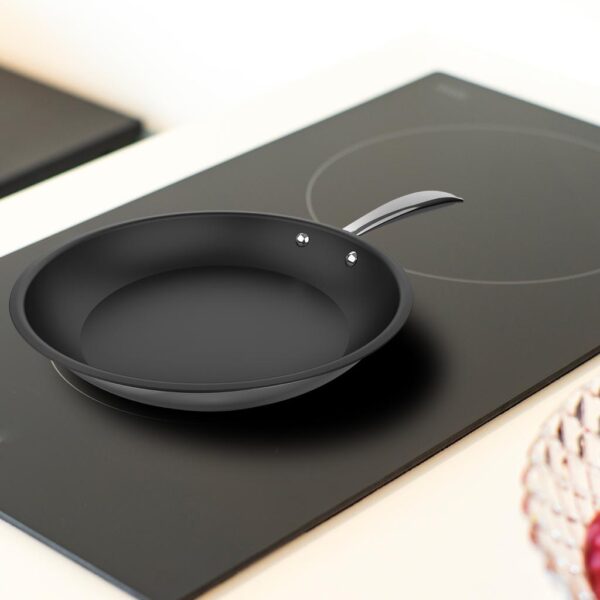 Imagen 8 Sartén de 24 cm en acero inoxidable 18/10 de alta calidad. Cuenta con revestimiento antiadherente, mango remachado y fondo difusor apto para inducción.