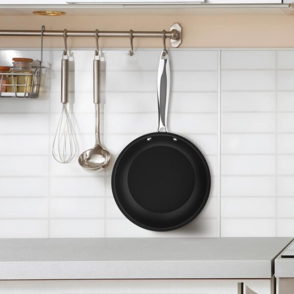 Imagen 4 Sartén de 28 cm fabricada en acero inoxidable 18/10 de alta resistencia. Cuenta con revestimiento antiadherente, mango remachado y fondo apto para inducción.