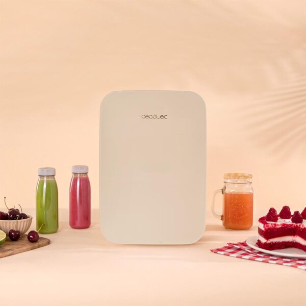 Imagen 5 Nevera portátil Bolero MiniCooling 10L Bahamas Beige. Conexión 12V/220V para coche y hogar, función frío y calor (7-65 ºC) y diseño retro de fácil transporte.