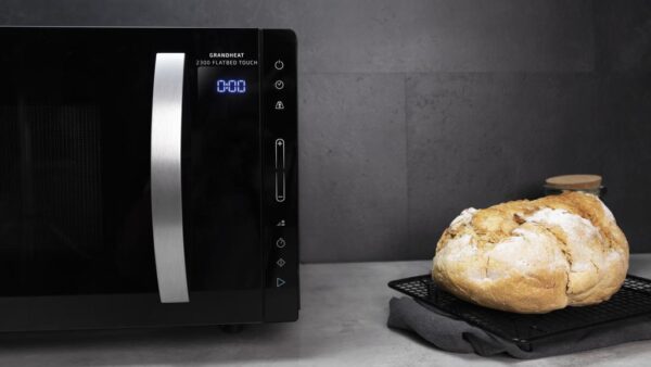 Imagen 3 Microondas sin plato de 23L con 800W y tecnología Flatbed. Dispone de 8 funciones preconfiguradas, panel táctil y temporizador de 95 min en elegante color negro.