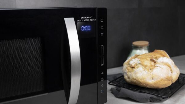 Imagen 4 Microondas sin plato de 23L con 800W y tecnología Flatbed. Dispone de 8 funciones preconfiguradas, panel táctil y temporizador de 95 min en elegante color negro.