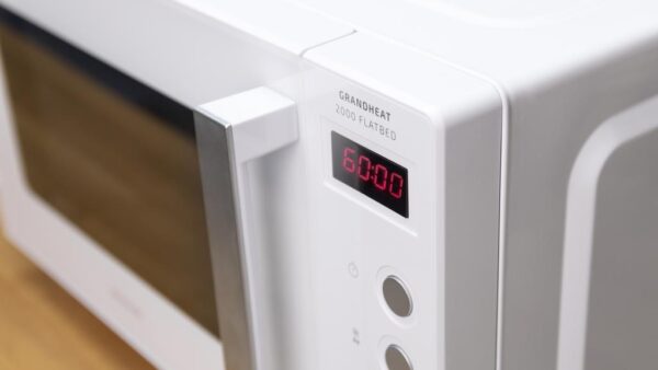 Imagen 5 Microondas sin plato GrandHeat 2000 Flatbed White de Cecotec. 20 litros de capacidad, 700W de potencia y base plana con interior cerámico fácil de limpiar.