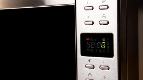 Imagen 3 Microondas digital sin plato GrandHeat 2000 Flatbed Steel de 20L y 700W. Diseño compacto con 6 niveles, 8 funciones preconfiguradas y temporizador.