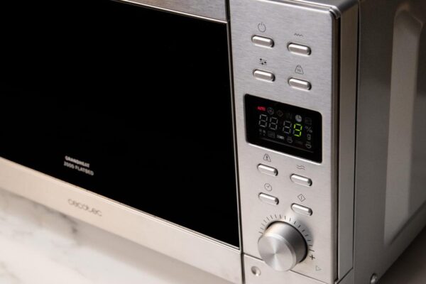 Imagen 4 El microondas digital sin plato Cecotec GrandHeat 2010 Flatbed Steel ofrece 20L de capacidad, 700W de potencia, 900W de grill y una limpieza muy sencilla.