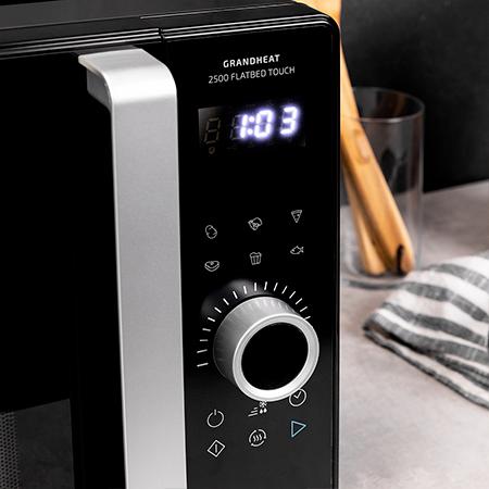 Imagen 3 Microondas digital GrandHeat 2500 Flatbed Touch Black de 25 L y 800 W. Tecnología sin plato para mayor espacio, panel táctil y 8 funciones preconfiguradas.