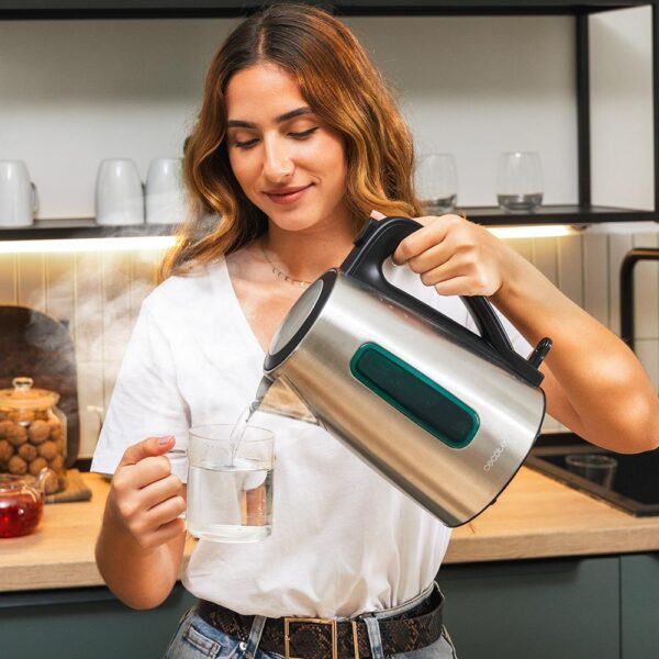 Imagen 6 Hervidor de agua eléctrico de 1,7 litros y 2200 W. Diseño en acero inoxidable, base 360º y filtro antical desmontable. Calentamiento rápido y seguro sin BPA.