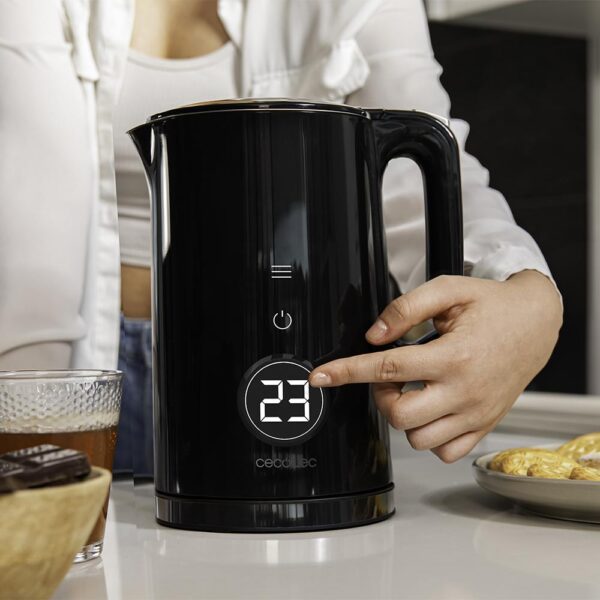 Imagen 4 Hervidor Cecotec de 1,7L, 2200W y pantalla táctil. Control preciso de temperatura, diseño en acero inoxidable y base 360º para infusiones perfectas.