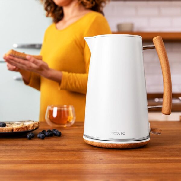 Imagen 2 Hervidor de agua de 3000 W y 1,7 litros de capacidad. Diseño con acabados en madera, acero inoxidable, libre de BPA y base 360º para un uso cómodo y seguro.