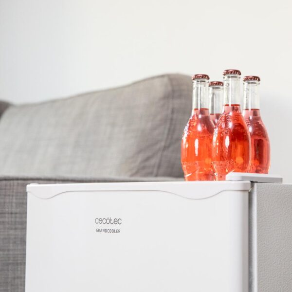 Imagen 8 Mini frigorífico silencioso Cecotec de 46 litros con congelador. Diseño compacto de 48 cm de alto, puerta reversible y eficiencia energética clase E.