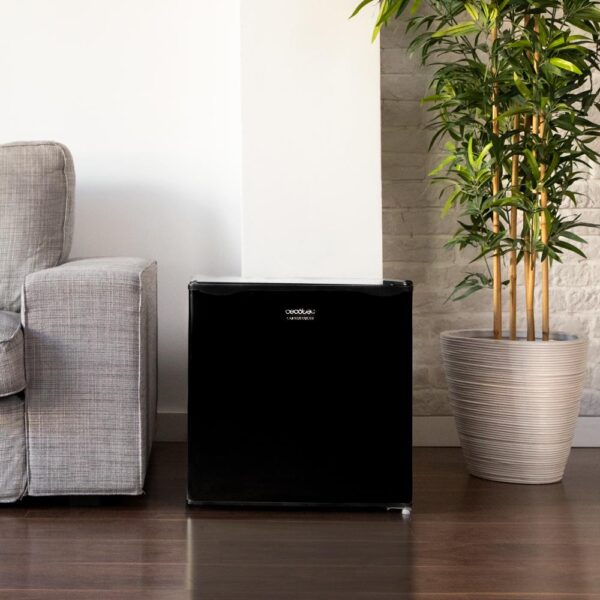 Imagen 5 Mini frigorífico Cecotec GrandCooler 20000 SilentCompress Black E de 46L con compartimento congelador, diseño compacto en negro y eficiencia energética clase E.