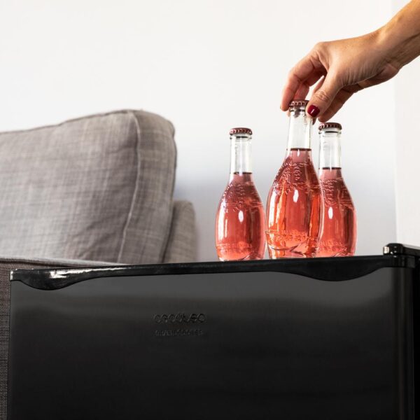 Imagen 8 Mini frigorífico Cecotec GrandCooler 20000 SilentCompress Black E de 46L con compartimento congelador, diseño compacto en negro y eficiencia energética clase E.