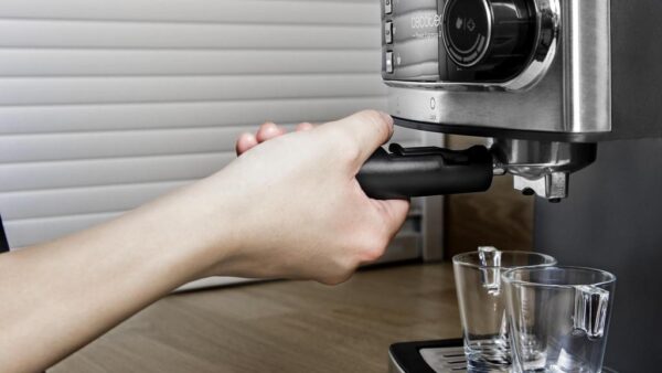 Imagen 8 Cafetera semiautomática Cecotec Power Instant-ccino 20 con 20 bares, sistema Thermoblock y depósito de leche. Prepara cappuccinos perfectos con solo un toque.