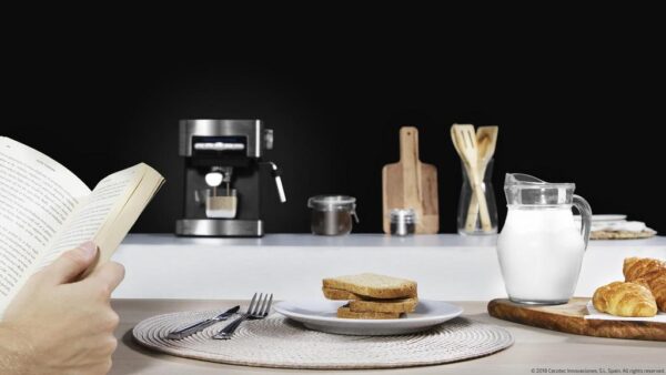 Imagen 8 Disfruta del mejor café con la cafetera Power Espresso 20 Matic de Cecotec. 20 bares de presión, 850 W, panel digital y vaporizador para una crema perfecta.