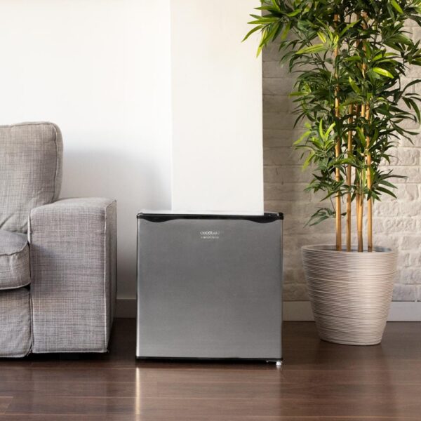 Imagen 5 Mini frigorífico Cecotec GrandCooler 20000 SilentCompress Inox E de 46L. Compresor silencioso, eficiencia clase E y compartimento congelador integrado.