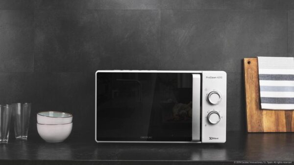 Imagen 3 Microondas Cecotec Proclean 4010 de 23 litros y 700 W de potencia. Su revestimiento interior Ready2Clean facilita la limpieza repeliendo la suciedad.