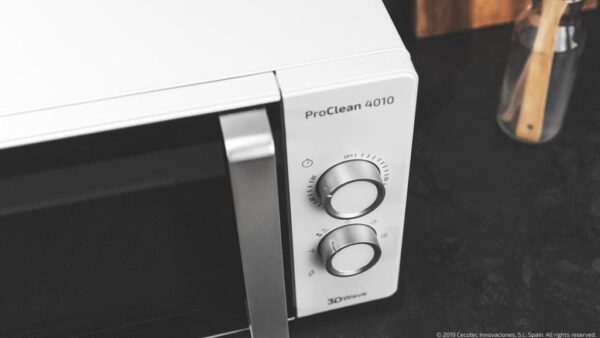 Imagen 5 Microondas Cecotec Proclean 4010 de 23 litros y 700 W de potencia. Su revestimiento interior Ready2Clean facilita la limpieza repeliendo la suciedad.