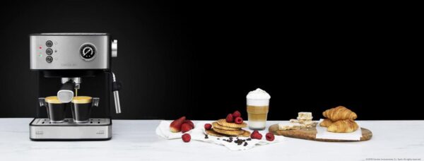 Imagen 6 Cafetera Cecotec Power Espresso 20 Professionale de 850 W y 20 bares. Incluye manómetro de control, vaporizador orientable y acabados en acero inoxidable.