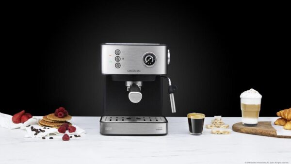 Imagen 7 Cafetera Cecotec Power Espresso 20 Professionale de 850 W y 20 bares. Incluye manómetro de control, vaporizador orientable y acabados en acero inoxidable.