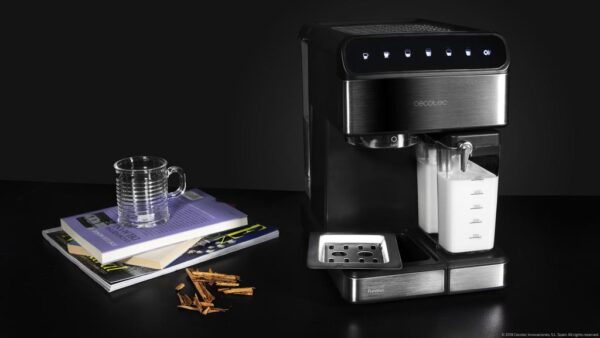 Imagen 3 Cafetera semiautomática Cecotec Power Instant-ccino 20 Touch Serie Nera con 20 bares, 1350 W, panel táctil y depósito de leche para capuchinos perfectos.