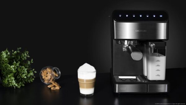 Imagen 4 Cafetera semiautomática Cecotec Power Instant-ccino 20 Touch Serie Nera con 20 bares, 1350 W, panel táctil y depósito de leche para capuchinos perfectos.