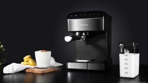 Imagen 5 Cafetera semiautomática Cecotec Power Instant-ccino 20 Touch Serie Nera con 20 bares, 1350 W, panel táctil y depósito de leche para capuchinos perfectos.