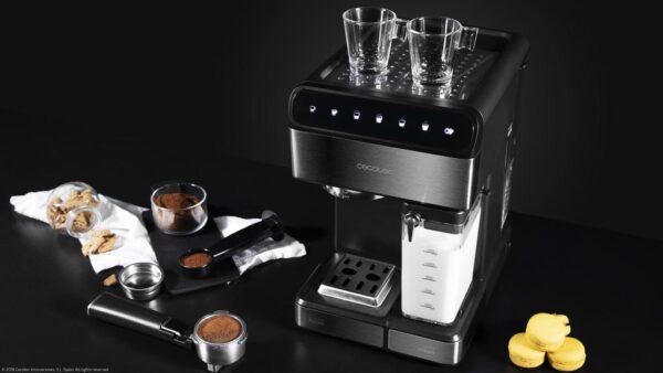 Imagen 6 Cafetera semiautomática Cecotec Power Instant-ccino 20 Touch Serie Nera con 20 bares, 1350 W, panel táctil y depósito de leche para capuchinos perfectos.