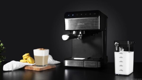 Imagen 8 Cafetera semiautomática Cecotec Power Instant-ccino 20 Touch Serie Nera con 20 bares, 1350 W, panel táctil y depósito de leche para capuchinos perfectos.