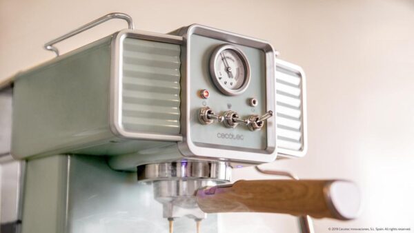 Imagen 4 Cafetera express Power Espresso 20 Tradizionale de Cecotec con 20 bares, sistema Thermoblock y manómetro PressurePro para obtener el café con el mejor aroma.