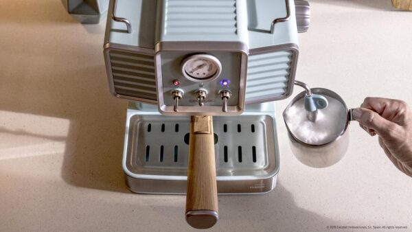 Imagen 5 Cafetera express Power Espresso 20 Tradizionale de Cecotec con 20 bares, sistema Thermoblock y manómetro PressurePro para obtener el café con el mejor aroma.