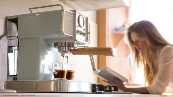 Imagen 6 Cafetera express Power Espresso 20 Tradizionale de Cecotec con 20 bares, sistema Thermoblock y manómetro PressurePro para obtener el café con el mejor aroma.