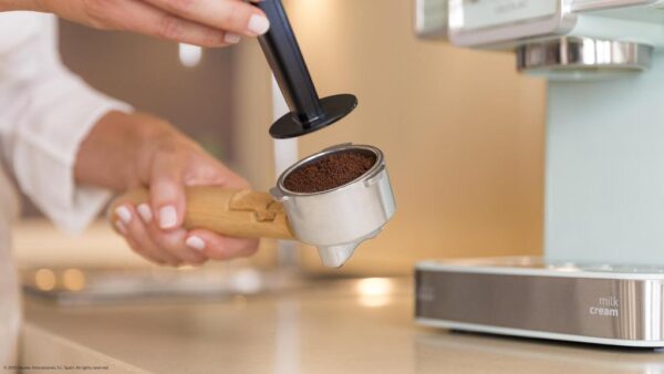 Imagen 8 Cafetera express Power Espresso 20 Tradizionale de Cecotec con 20 bares, sistema Thermoblock y manómetro PressurePro para obtener el café con el mejor aroma.